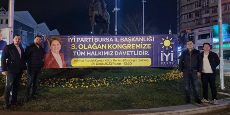 Bursa Büyükşehir Belediyesi, İYİ Parti'nin kongre öncesi astığı afişlerini toplattı
