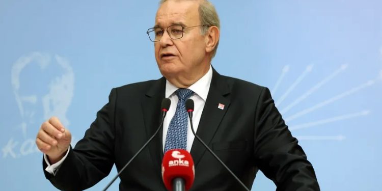 CHP'li Öztrak, "Uydurdukları sözde ‘model’ ile faiz düşecek, üretim ve ihracat artacak, döviz rezervleri dolup taşacak, TL değer kazanacak, enflasyon düşecekti. Peki elde ne kaldı? Yüksek enflasyon. Rekor dış açık. Yavaşlayan üretim. Rekabet gücü zayıflayan bir ekonomi.” ifadelerini kullandı.