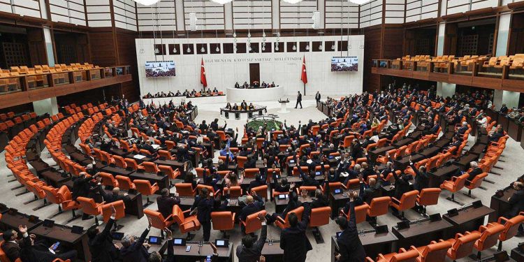 CHP ve İYİ Parti başörtüsü teklifine Genel Kurul’da destek vermeyecek