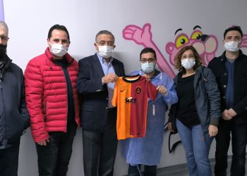 CHP’li Tanrıkulu’ndan kanser tedavisi gören Yusuf Kerim’e imzalı Galatasaray forması