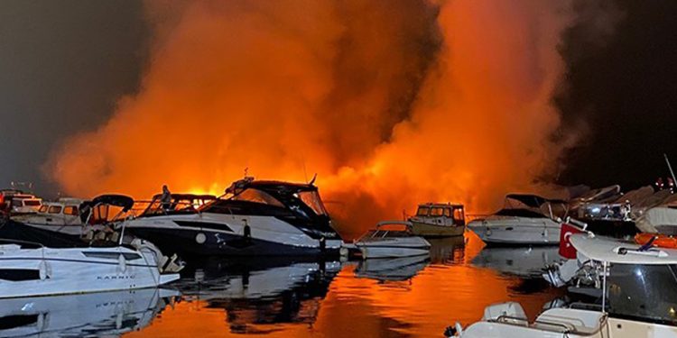 Caddebostan yat limanında yangın: 6 tekne yandı