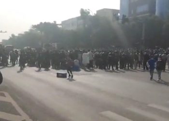 Çinli işçiler COVİD-19 test kiti fabrikasında polisle çatıştı