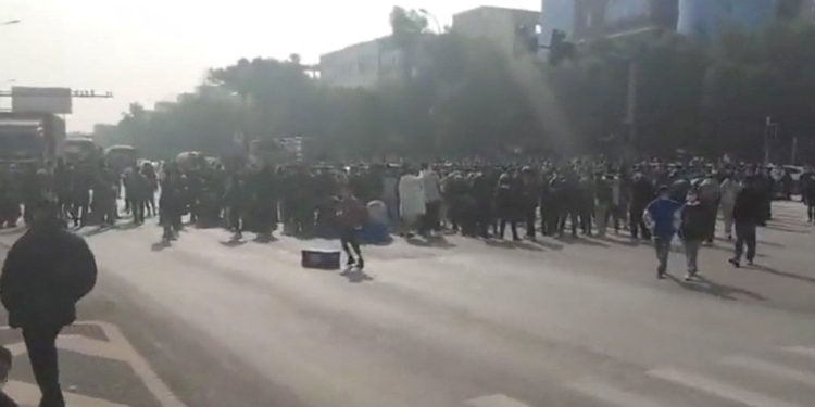 Çinli işçiler COVİD-19 test kiti fabrikasında polisle çatıştı