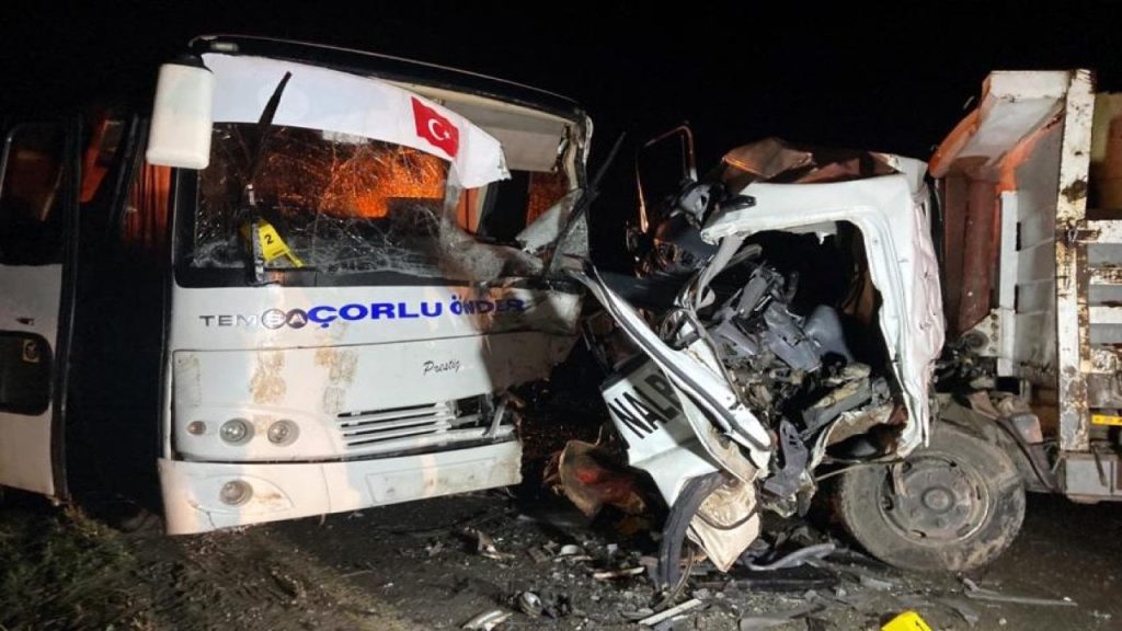 Çorlu'da işçi servisiyle kamyonet çarpıştı: Bir ölü, 20 işçi yaralı