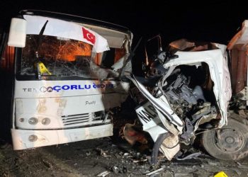 Çorlu'da işçi servisiyle kamyonet çarpıştı: Bir ölü, 20 işçi yaralı