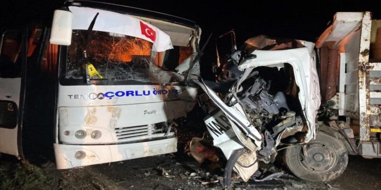 Çorlu'da işçi servisiyle kamyonet çarpıştı: Bir ölü, 20 işçi yaralı