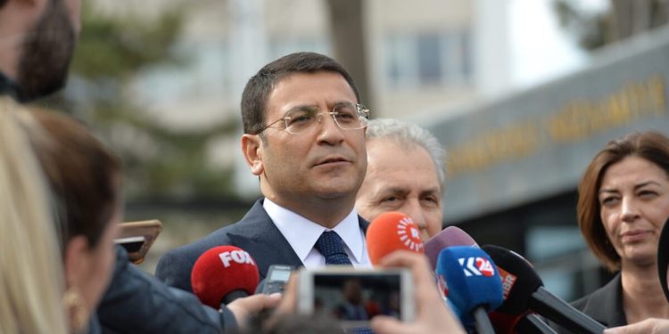 DEVA Partisi’nden Bülent Arınç’a Sinan Ateş tepkisi: Bildiği şeyler varsa nasıl kayıtsız kalabilir?