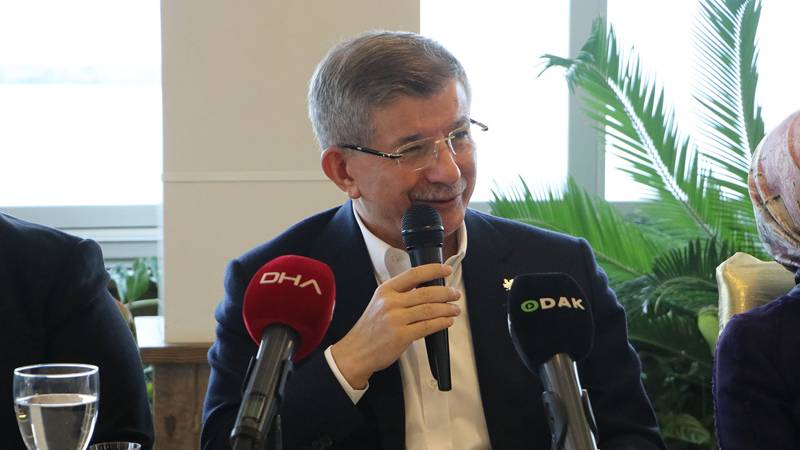 Gelecek Partisi Genel Başkanı Ahmet Davutoğlu, 6'lı masadan çekilebileceğine ilişkin sözlerinin yanlış anlaşıldığını belirterek, "Bu tepkiyi 6'lı masa liderlerine değil, iktidarın yaptığı manipülasyonu yayan çevrelere verdim" dedi.