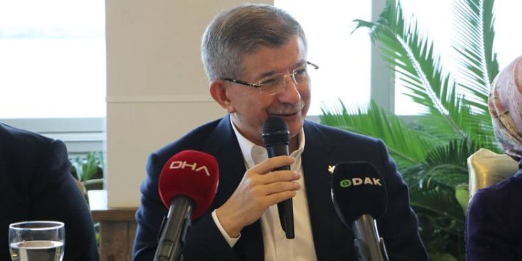 Gelecek Partisi Genel Başkanı Ahmet Davutoğlu, 6'lı masadan çekilebileceğine ilişkin sözlerinin yanlış anlaşıldığını belirterek, "Bu tepkiyi 6'lı masa liderlerine değil, iktidarın yaptığı manipülasyonu yayan çevrelere verdim" dedi.
