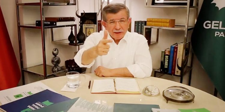 Davutoğlu’ndan Erdoğan’a: Sen beni yolsuzlukla itham ettin, öyle mi?