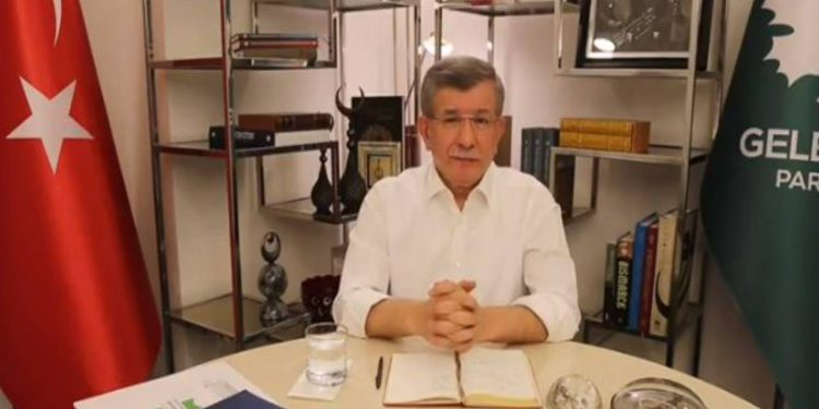 Davutoğlu'ndan Erdoğan'a çağrı: Pelikancılar dahil istediğin gazetecileri al gel