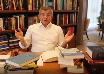 Davutoğlu’ndan Erdoğan’a 'profesör' yanıtı: 'Ulaşamadığınız ve ulaşamayacağınız niteliklere niye düşmansınız?'