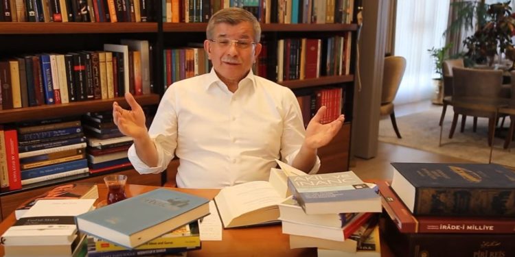 Davutoğlu’ndan Erdoğan’a 'profesör' yanıtı: 'Ulaşamadığınız ve ulaşamayacağınız niteliklere niye düşmansınız?'