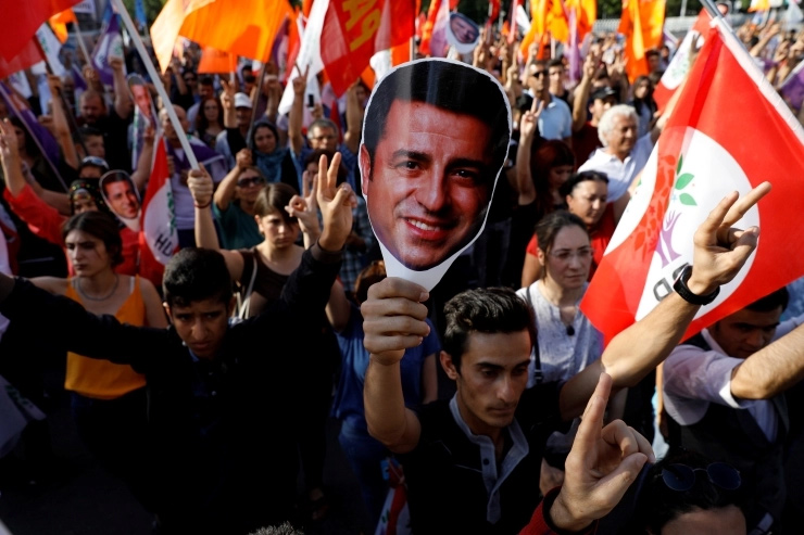 HDP’nin kendi adayını çıkarma kararı almasına gelen tepkileri değerlendiren tutuklu eski HDP eş genel başkanı Selahattin Demirtaş, “‘HDP masada olursa biz kalkarız’ diyeni HDP oylarıyla başbakan mı yapacağız” diye sordu.