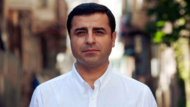 Edirne F Tipi Cezaevi'nde 6 yıldır tutuklu bulunan eski HDP Eş Genel başkanı Selahattin Demirtaş, 2023 seçimlerine ilişkin olarak kaleme aldığı yazısında, "oy için dinin kullanıldığı" eleştirisini yaparak, "Ben, Müslüman halkımızın, adaletten yana olacağına, bu zulüm düzenini değiştireceğine, kapısına gelen din tüccarlarına, 'burada satılık oy yok!' diyeceğine yürekten inanıyorum" yorumunu yaptı.