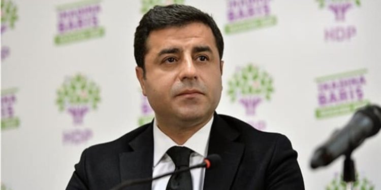 Demirtaş: Saray zenginleşirken halk fakirleşiyor, bunu değiştirecek güç sizdedir