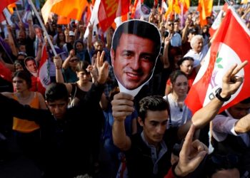 HDP’nin kendi adayını çıkarma kararı almasına gelen tepkileri değerlendiren tutuklu eski HDP eş genel başkanı Selahattin Demirtaş, “‘HDP masada olursa biz kalkarız’ diyeni HDP oylarıyla başbakan mı yapacağız” diye sordu.