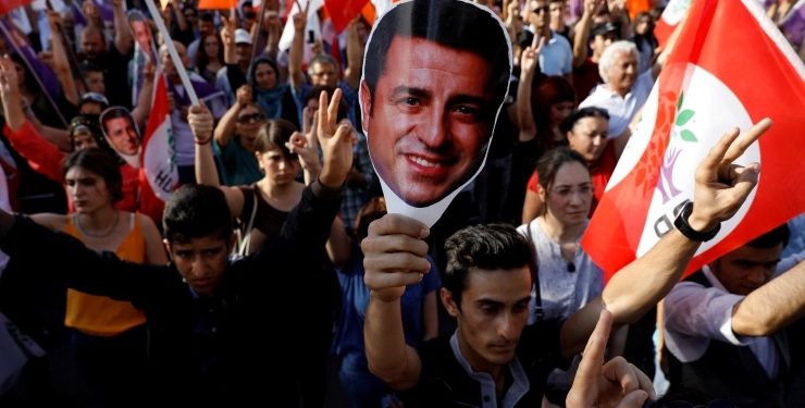 HDP’nin kendi adayını çıkarma kararı almasına gelen tepkileri değerlendiren tutuklu eski HDP eş genel başkanı Selahattin Demirtaş, “‘HDP masada olursa biz kalkarız’ diyeni HDP oylarıyla başbakan mı yapacağız” diye sordu.