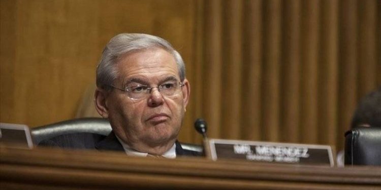 Demokrat Dış İlişkiler Komisyonu Başkanı, yine satışa karşı çıktı