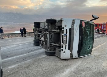 Denizli’de işçileri taşıyan servis midibüsü devrildi: 2 ölü, 15 yaralı