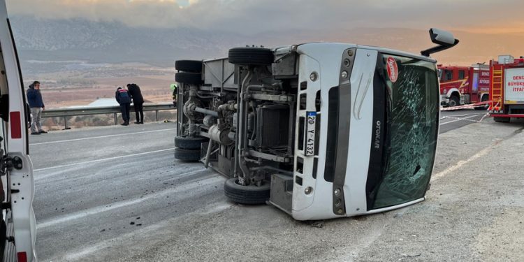 Denizli’de işçileri taşıyan servis midibüsü devrildi: 2 ölü, 15 yaralı