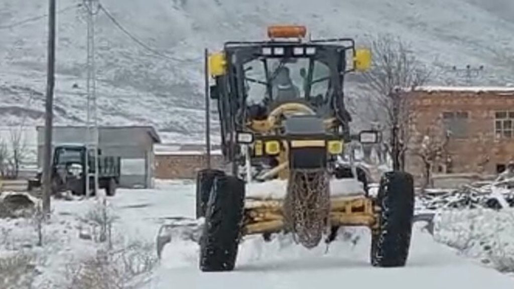 Dersim ve Malatya'da kar yağışı nedeniyle yollar kapandı