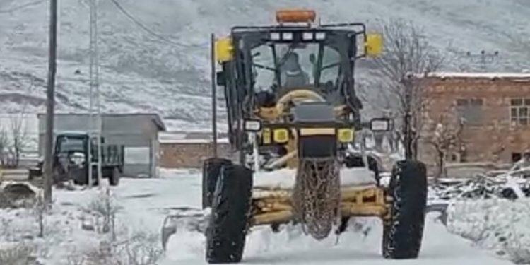 Dersim ve Malatya'da kar yağışı nedeniyle yollar kapandı