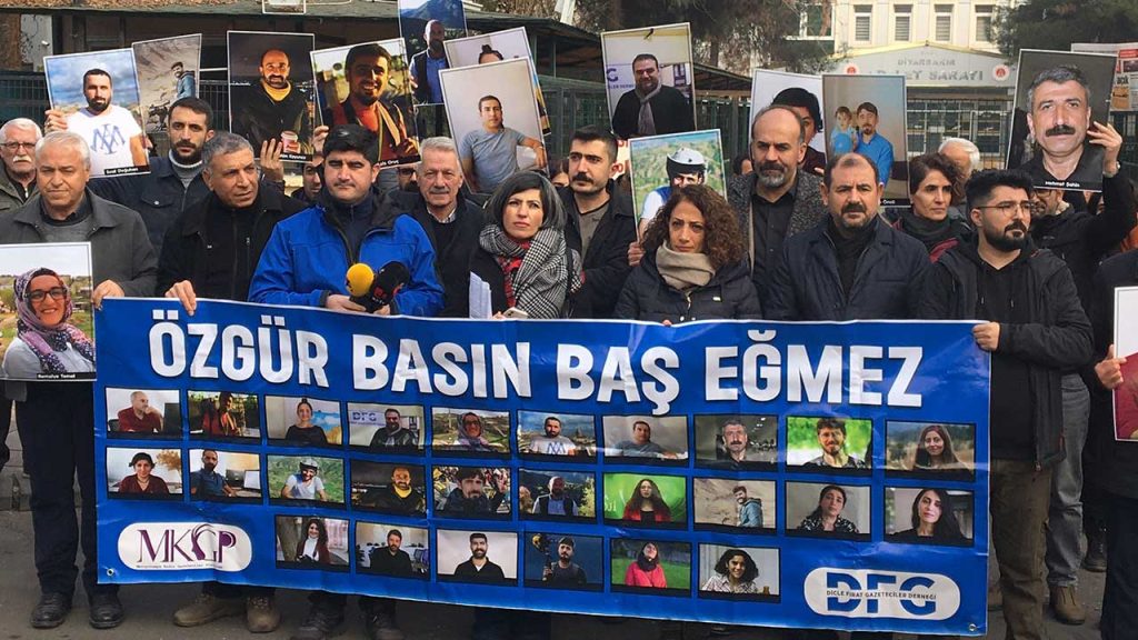 Diyarbakır'da 10 Ocak açıklaması: 16 tutuklu gazetecilerin fotoğrafları taşındı