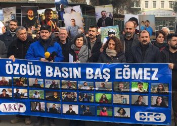 Diyarbakır'da 10 Ocak açıklaması: 16 tutuklu gazetecilerin fotoğrafları taşındı