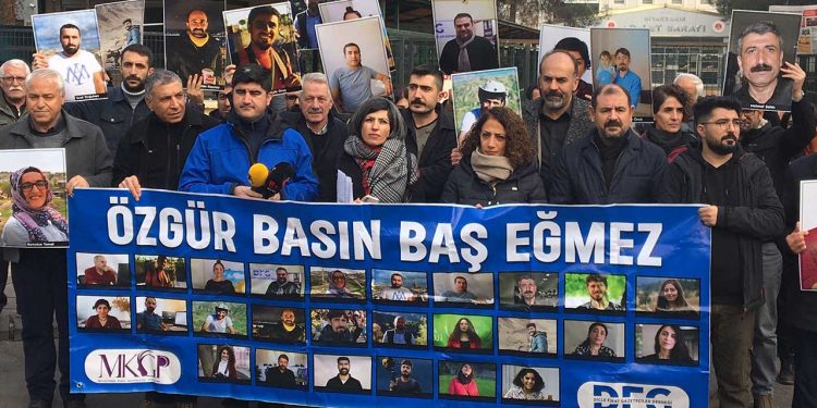 Diyarbakır'da 10 Ocak açıklaması: 16 tutuklu gazetecilerin fotoğrafları taşındı