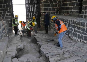 Diyarbakır’da Roma İmparatorluğu’na ait 1700 yıllık taş döşemeler gün yüzüne çıktı