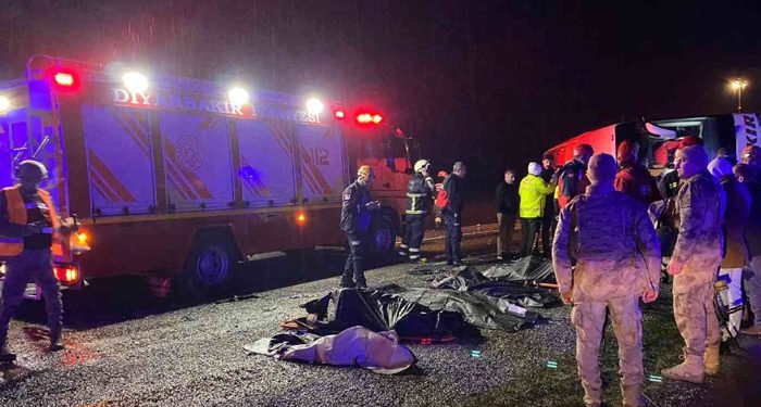 Diyarbakır’da yolcu otobüsü devrildi; 5 ölü, 22 yaralı!