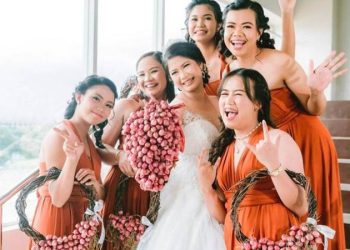 Düğünlerde çiçek yerine soğan buketi taşınıyor