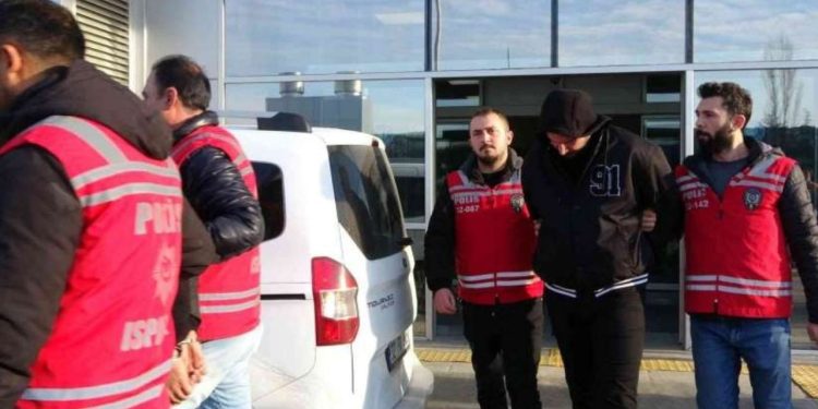 Eğlence mekanında dövülen genç evinde ölü bulundu