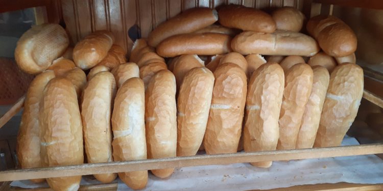 Ekmeğe zam geldi yurttaş isyan etti: 'Bir ekmek yiyoruz onu da yiyemez olacağız artık'