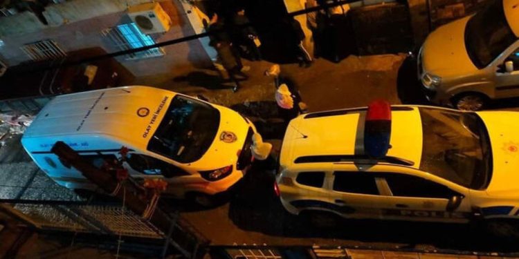 Elleri kelepçeli asılı halde bulundu