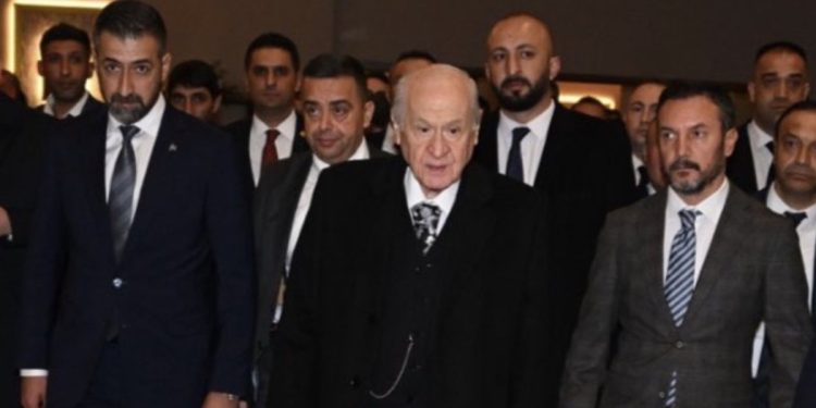 Emekli amirali ‘sıkarız kafasına’ diye tehdit etmişti: Savcının bulamadığı Çelik, Bahçeli’nin yanında çıktı