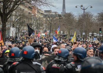 Emeklilik reformu ve enflasyon protesto edildi