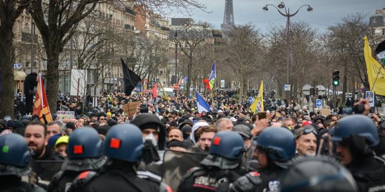 Emeklilik reformu ve enflasyon protesto edildi