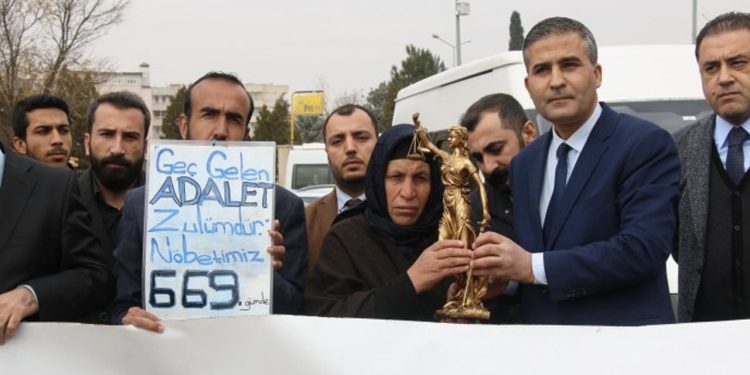 Emine Şenyaşar'a Adalet Ödülü