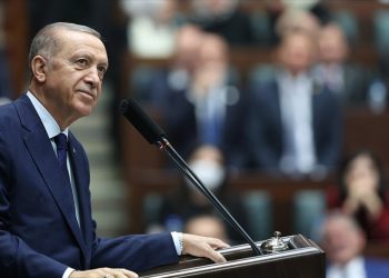Cumhurbaşkanı ve AKP Genel Başkanı Tayyip Erdoğan, partisinin grup toplantısında konuştu. Erdoğan, yılın ilk 6 ayı için memur ve emekli maaş artış oranının yüzde 30'a kadar çıkartılacağını bildirdi. Asgari ücret ise 400 liraya yükseltildi.