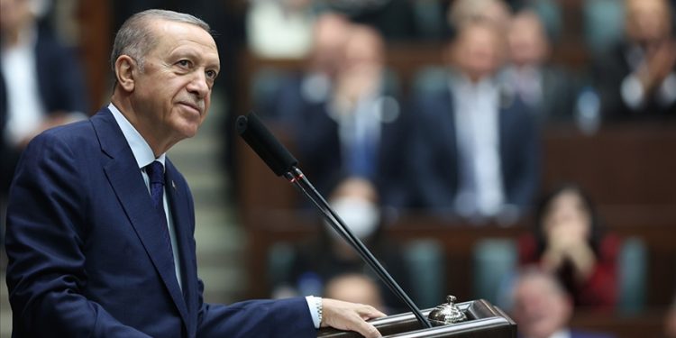 Cumhurbaşkanı ve AKP Genel Başkanı Tayyip Erdoğan, partisinin grup toplantısında konuştu. Erdoğan, yılın ilk 6 ayı için memur ve emekli maaş artış oranının yüzde 30'a kadar çıkartılacağını bildirdi. Asgari ücret ise 400 liraya yükseltildi.