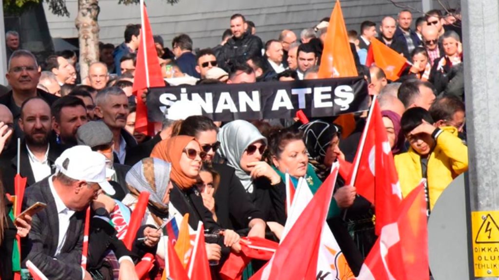 Erdoğan'ın Bursa mitinginde Sinan Ateş protestosu