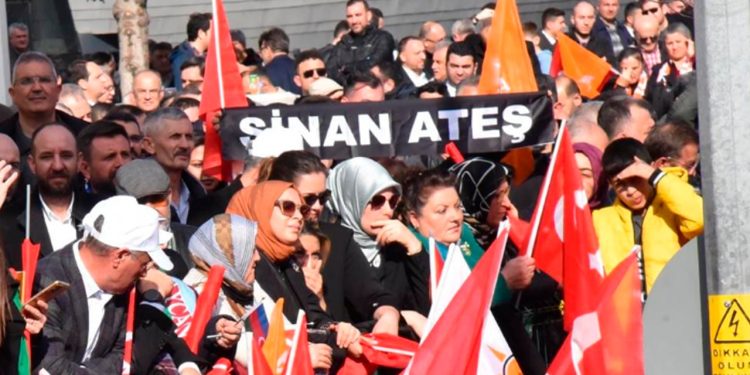 Erdoğan'ın Bursa mitinginde Sinan Ateş protestosu