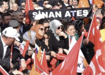 Erdoğan’ın Bursa mitinginde Sinan Ateş’in yakınları pankart açtı