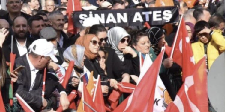 Erdoğan’ın Bursa mitinginde Sinan Ateş’in yakınları pankart açtı