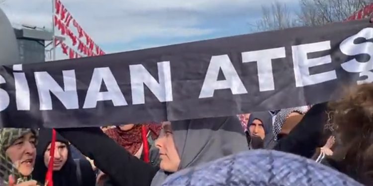 Erdoğan’ın mitinginde açılan Sinan Ateş pankartını polis indirdi