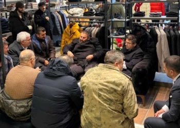 Erkam Yıldırım'ın fotoğrafı tepki çekti: Vali ve jandarma komutanı mağaza ziyaretine eşlik etti