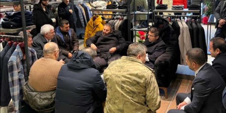 Erkam Yıldırım'ın fotoğrafı tepki çekti: Vali ve jandarma komutanı mağaza ziyaretine eşlik etti