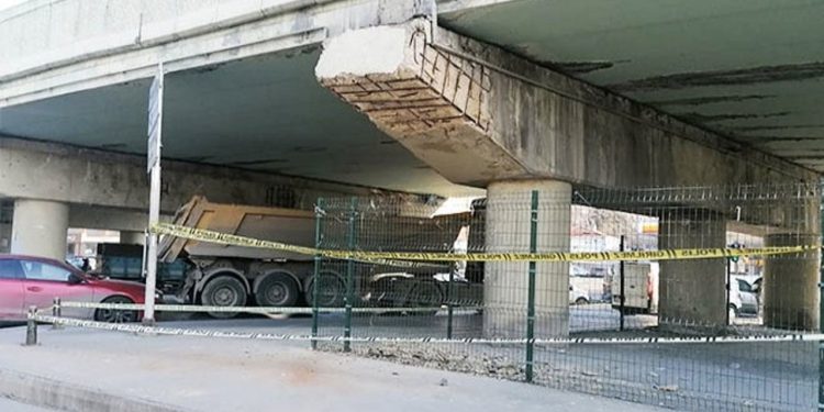 Esenler'de 'dökülen' üst geçit